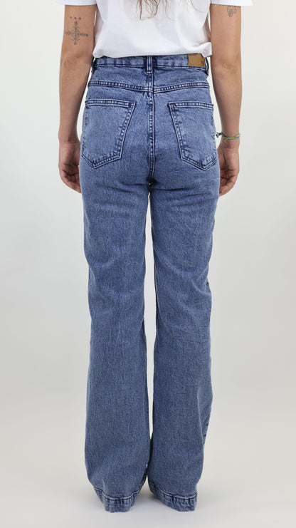 W722 Melbourne Women’s Pintuck Flare Jeans Lt Blue