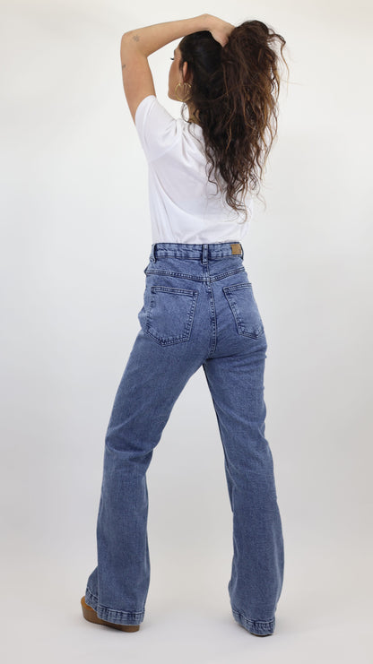 W722 Melbourne Women’s Pintuck Flare Jeans Lt Blue